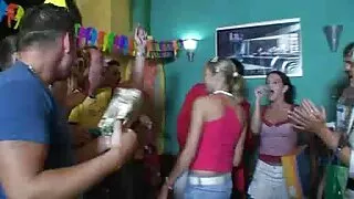 گرم ، فیلم سکسی روسی سیاہ والد pokes کے بال twat کے گرم brunette کے