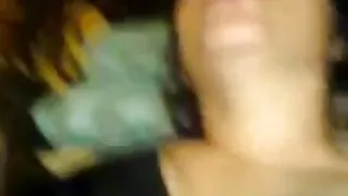 Petite ریوین بالوں والی MILF ماں باپ سے بھرا BJ کرنے کے لئے اس روسی سکسی کے دوست