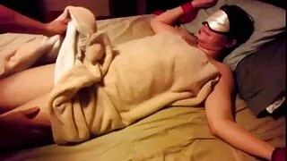 خوبصورت blondie Sophie Dee دیتا ہے ایک ٹھوس کام کرنے کے لئے کئی کاک سگسی روسی