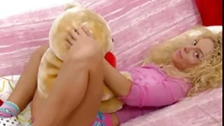 Whorish لڑکی لونا خوبصورت ہے سزا اندھیرے میں لطف روسی سکسی کمرے