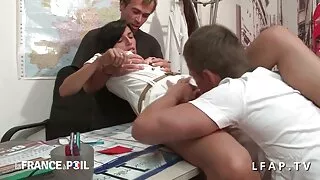 ادرک سکس با زن روسی بالغ سرخ پھیلتا جرابیں ٹانگوں وسیع کھلی اور اس کی بلی کو ظاہر کرتا ہے