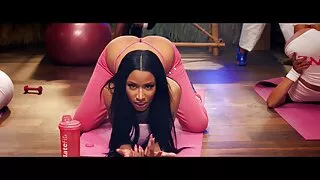 خوبصورت brunette میں عجیب جرابیں چلو Skyy اس کے ساتھ کھیلنے کے پسندیدہ dildo کے سکس پسر با مادر روسی